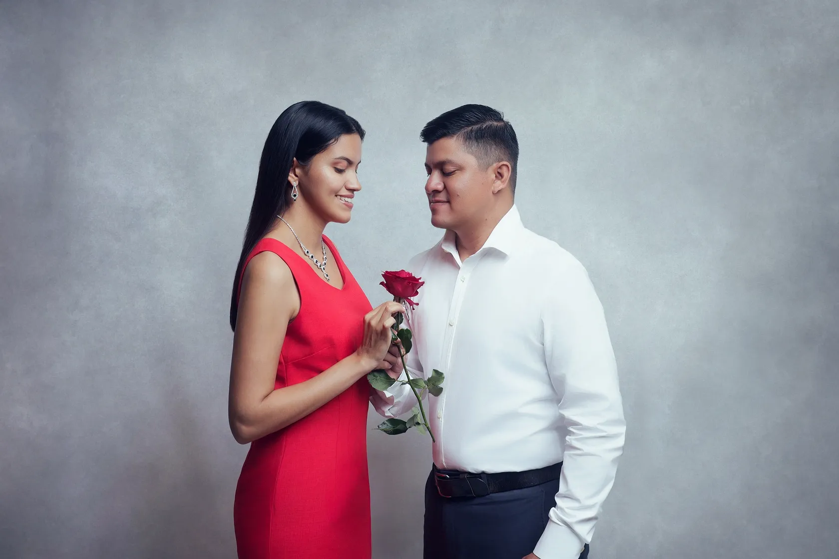 Novios Tomando Una Flor