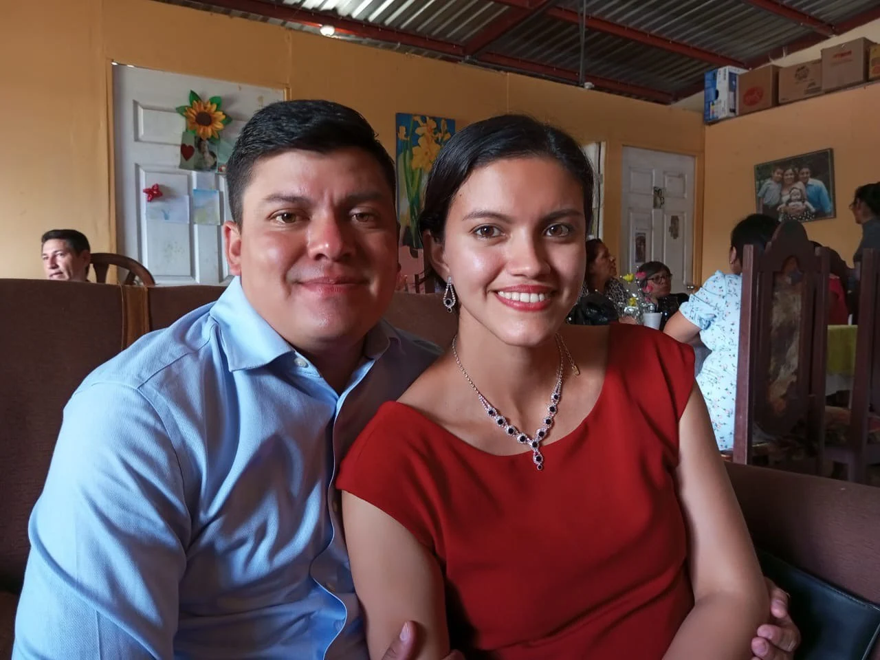 Novios Juntos En Restaurante