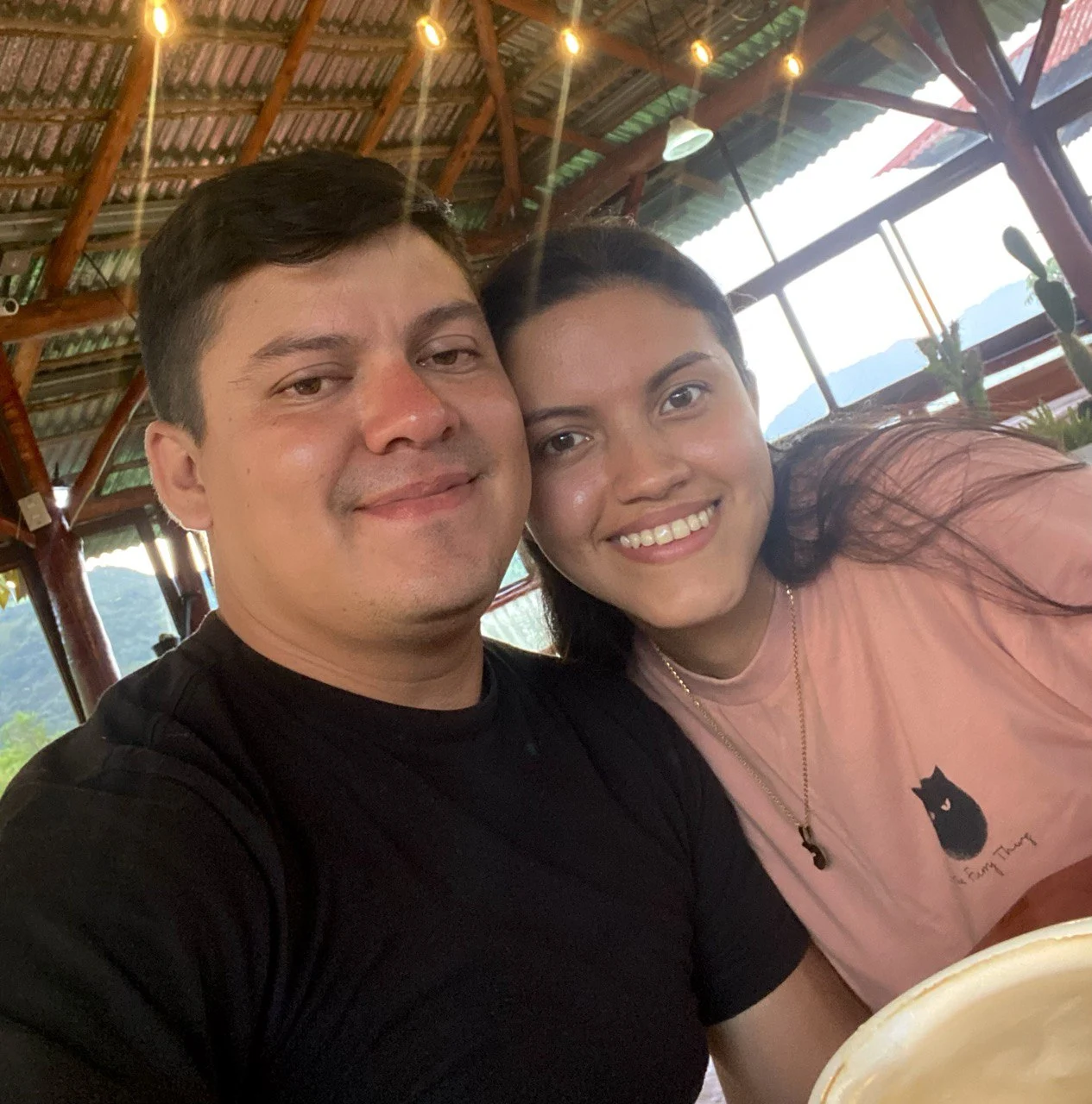 Novios En Cafeteria